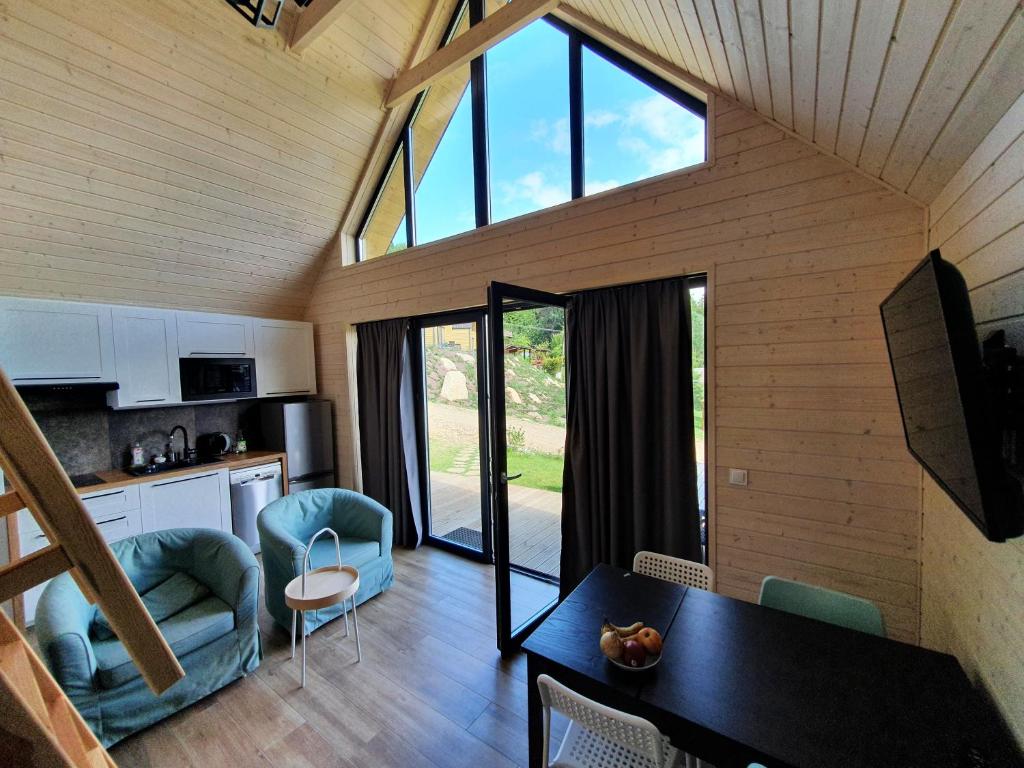 Televízia a/alebo spoločenská miestnosť v ubytovaní Ostrzycki Las domki nad jeziorem -balia-sauna-prywatny pomost