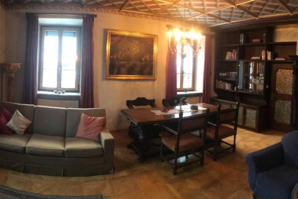 Posezení v ubytování In einer Wohnung durch die Jahrhunderte