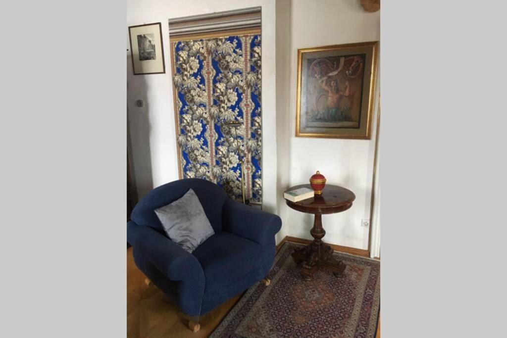 Posezení v ubytování In einer Wohnung durch die Jahrhunderte