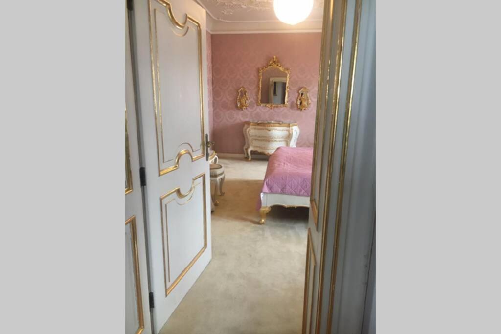 Postel nebo postele na pokoji v ubytování In einer Wohnung durch die Jahrhunderte