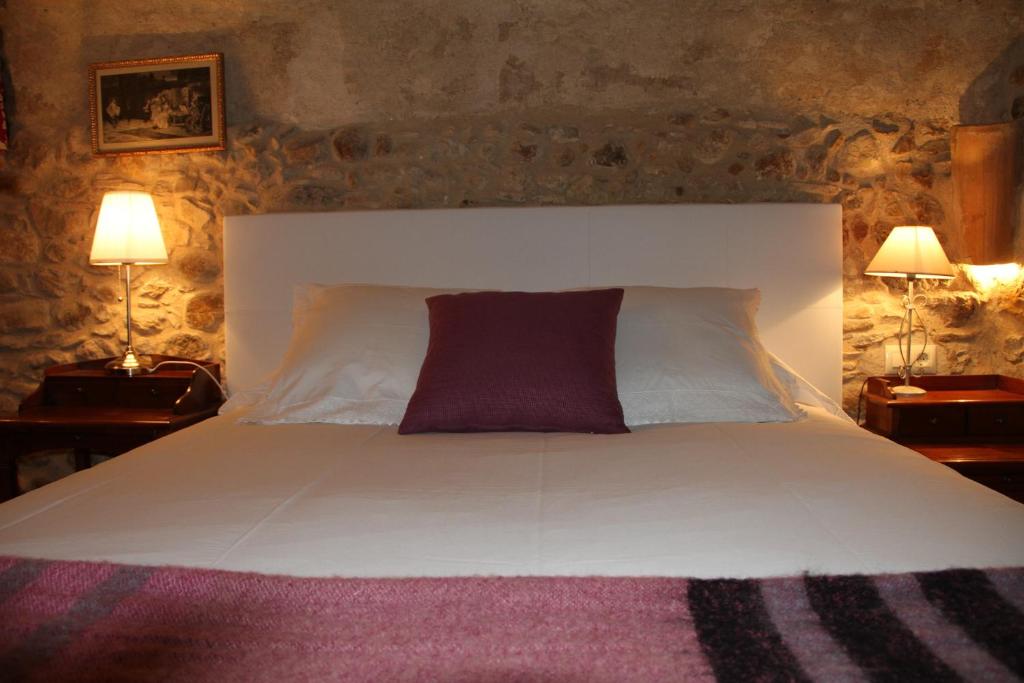 A bed or beds in a room at Mas Vilosa Bed and Breakfast