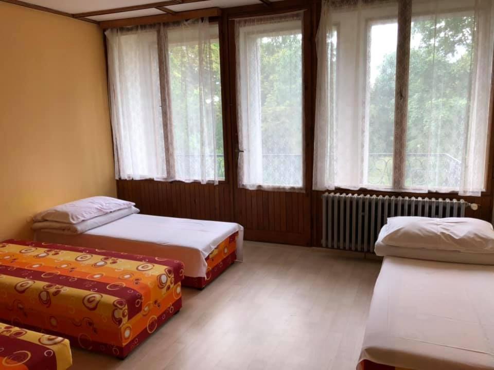 A bed or beds in a room at Družstevní dům Choustník