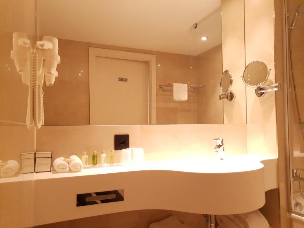 Koupelna v ubytování Nash Suites Airport Hotel