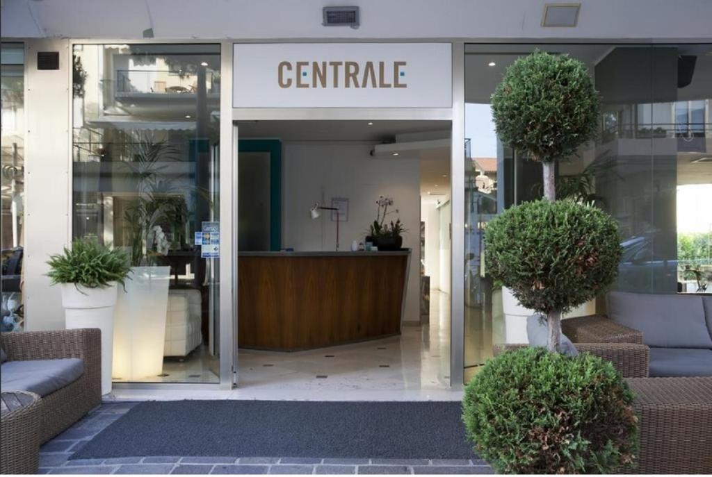 an entrance to a centric building with a lobby at Hotel Centrale in Lido di Jesolo