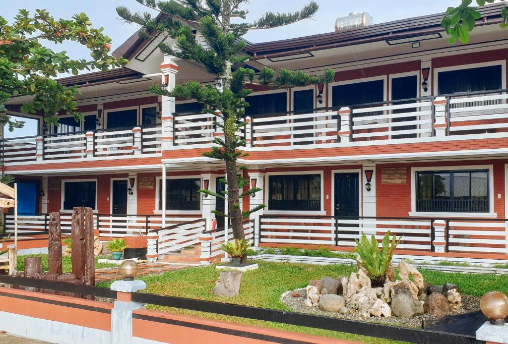 un edificio con un jardín delante de él en RedDoorz La Sefa Hotel and Resort Atimonan, en Atimonan