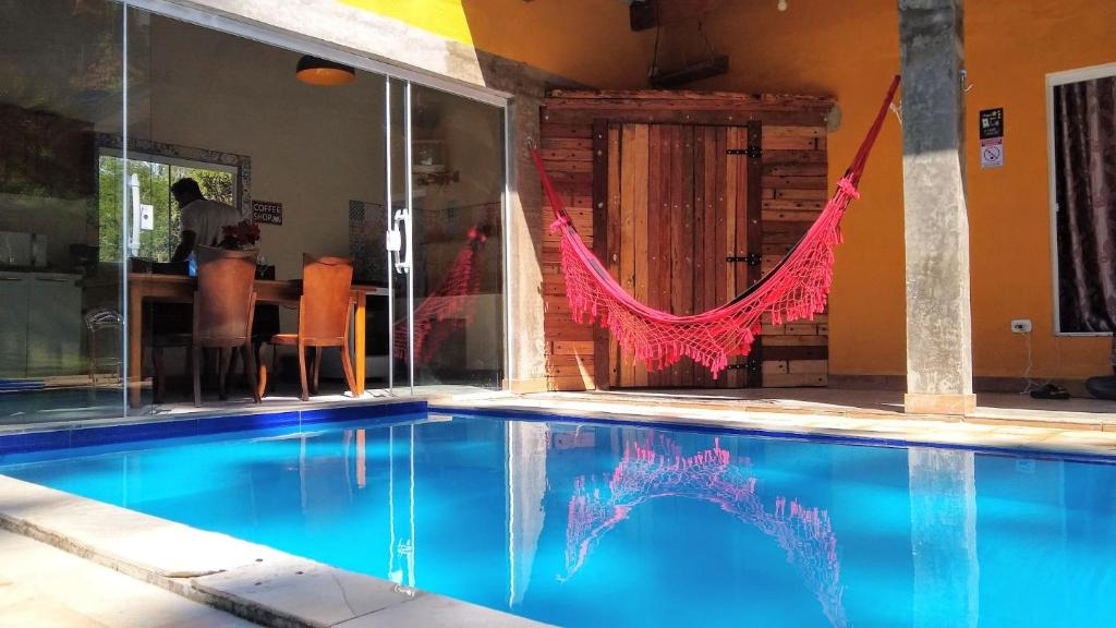 Bazén v ubytování chácara Estrela da manhã piscina aquecida nebo v jeho okolí