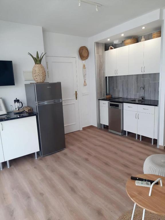 Kuchyň nebo kuchyňský kout v ubytování Fuengirola apartment Carvajal front line primera linea