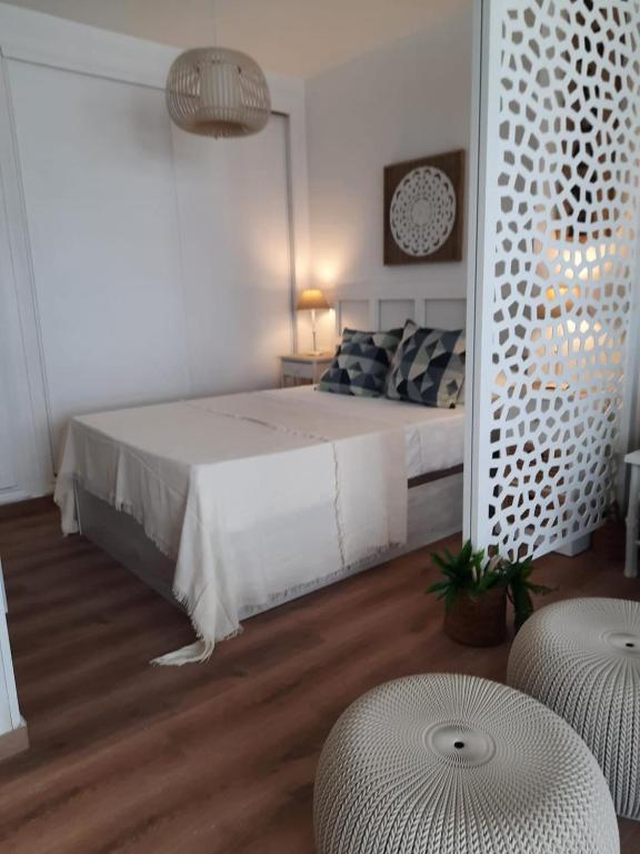 Postel nebo postele na pokoji v ubytování Fuengirola apartment Carvajal front line primera linea