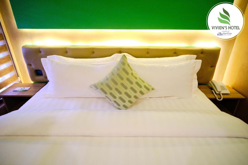 Postel nebo postele na pokoji v ubytování Vivien's Hotel