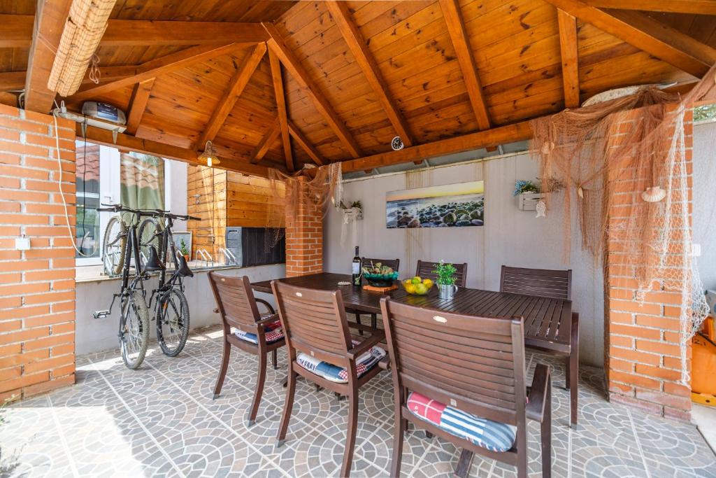 TV a/nebo společenská místnost v ubytování Elena Apartments