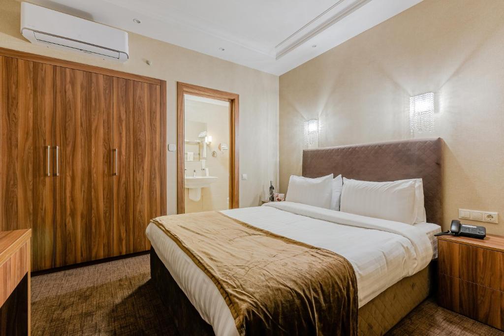 Postel nebo postele na pokoji v ubytování Crystal Hotel