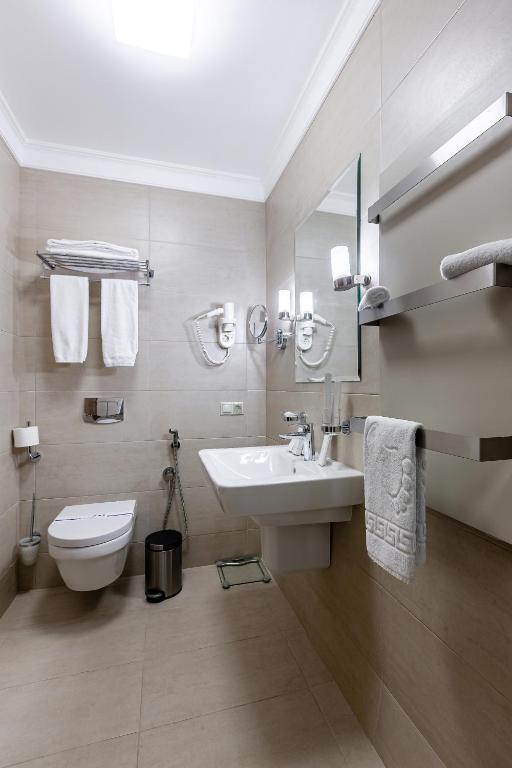 Koupelna v ubytování Crystal Hotel