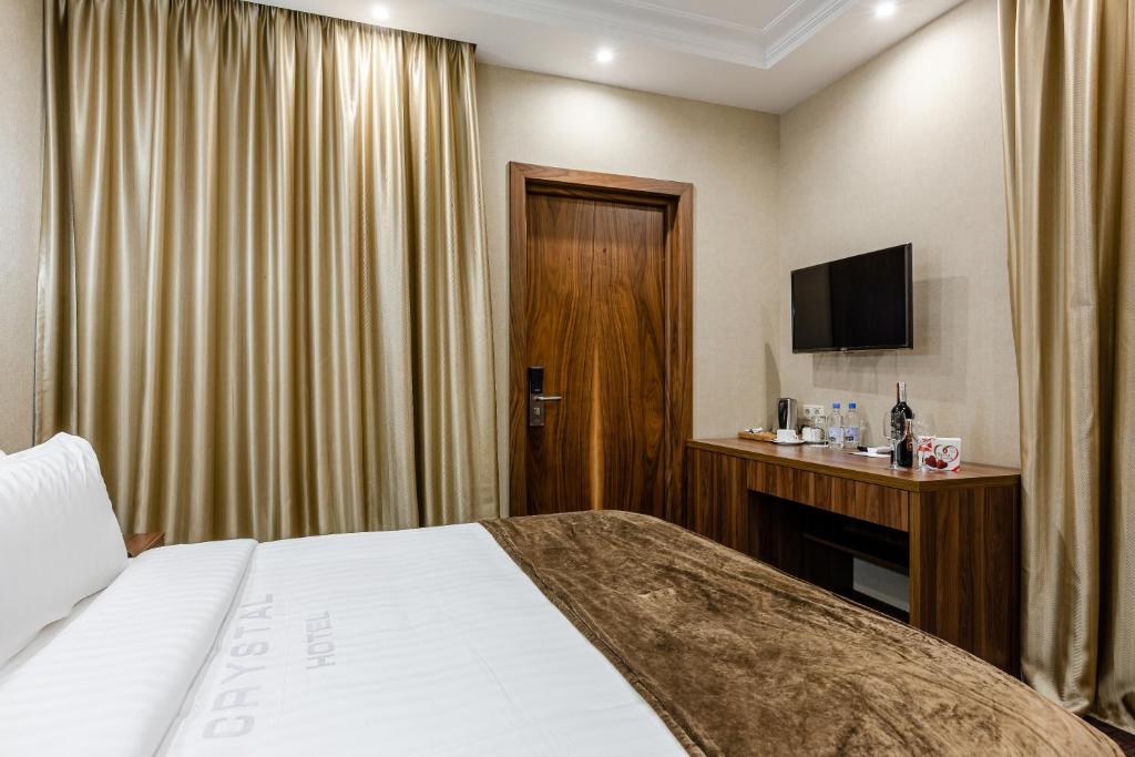 Postel nebo postele na pokoji v ubytování Crystal Hotel