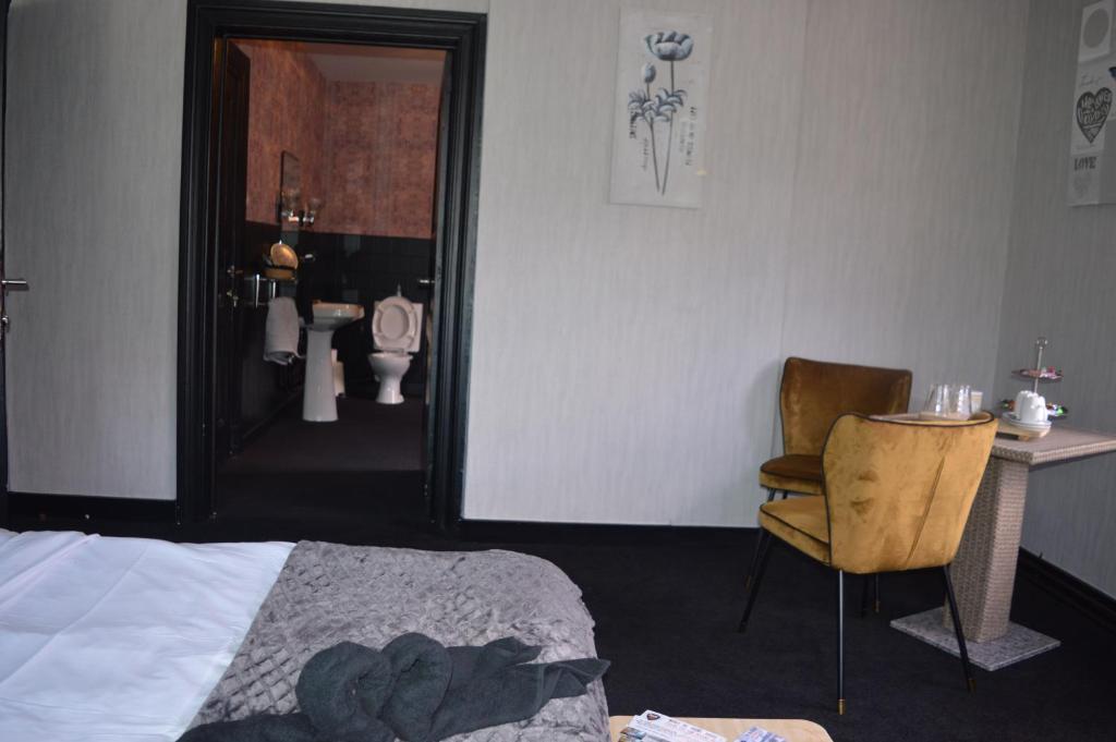 Postel nebo postele na pokoji v ubytování Luxury Spa Hotel - Francofolies