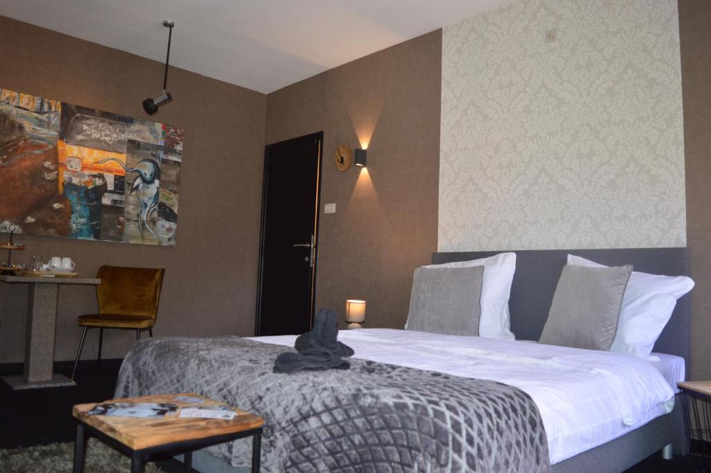 Postel nebo postele na pokoji v ubytování Luxury Spa Hotel - Francofolies