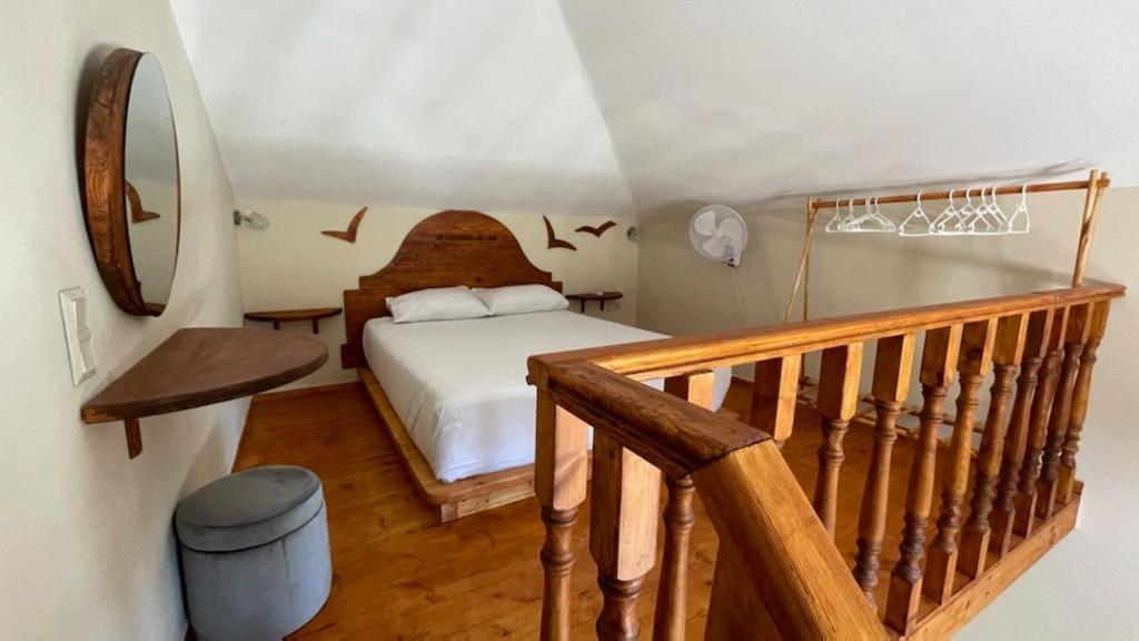 聖佩特羅斯的住宿－SMAG Suites，一间卧室设有一张床和木制楼梯。