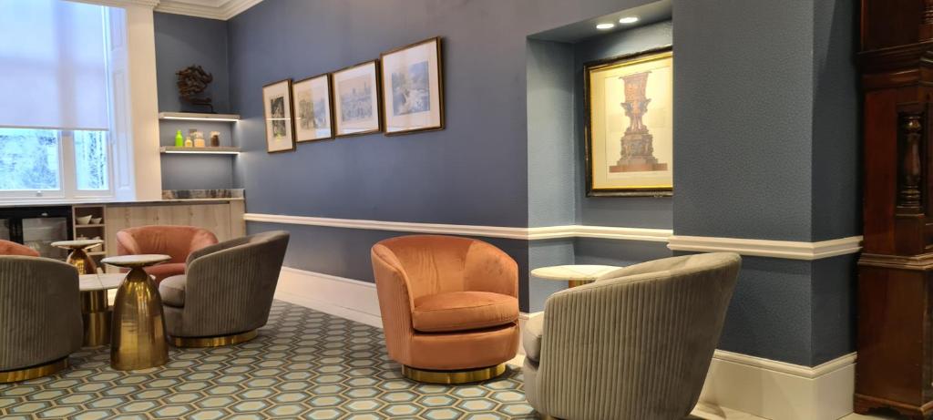 a waiting room with chairs and a waiting table at Commodore Hotel in London