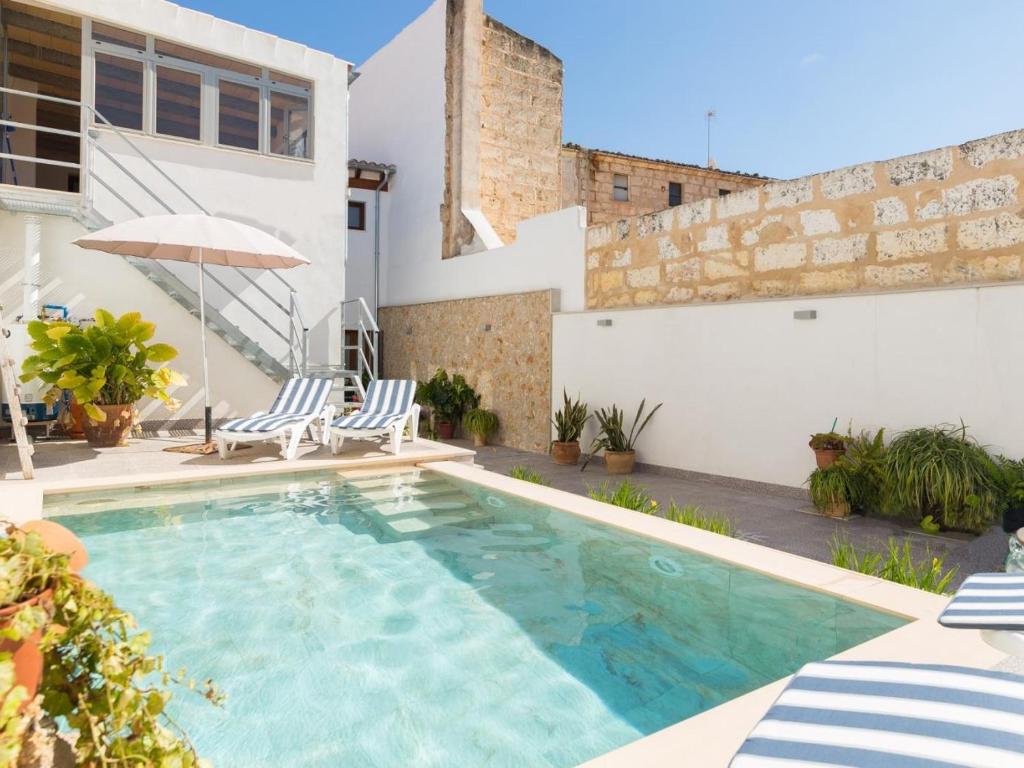 una piscina en el patio trasero de una casa en Can peret, en Sa Pobla