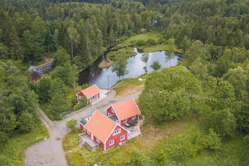 an aerial view of a house and a lake at Large vacationhome with a modern design in Blankered