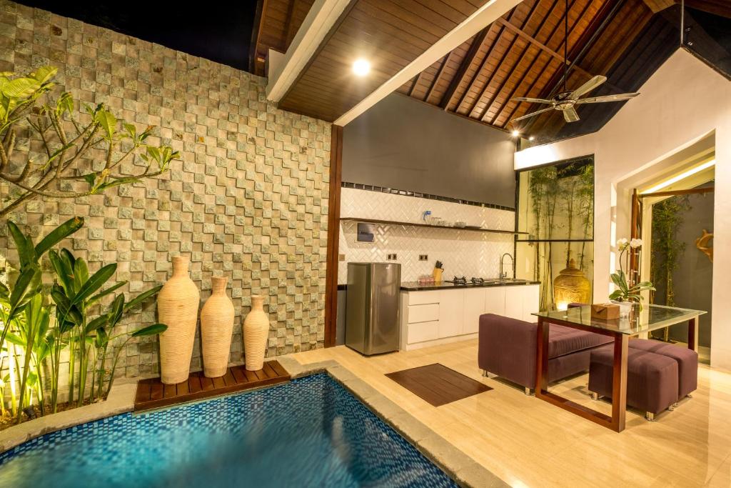水明漾‎的住宿－PANDAWA VILLAS SEMINYAK，一间厨房和一间带游泳池的客厅。