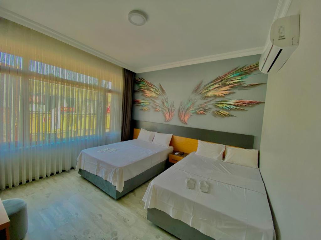 Postel nebo postele na pokoji v ubytování Victorious Hotel