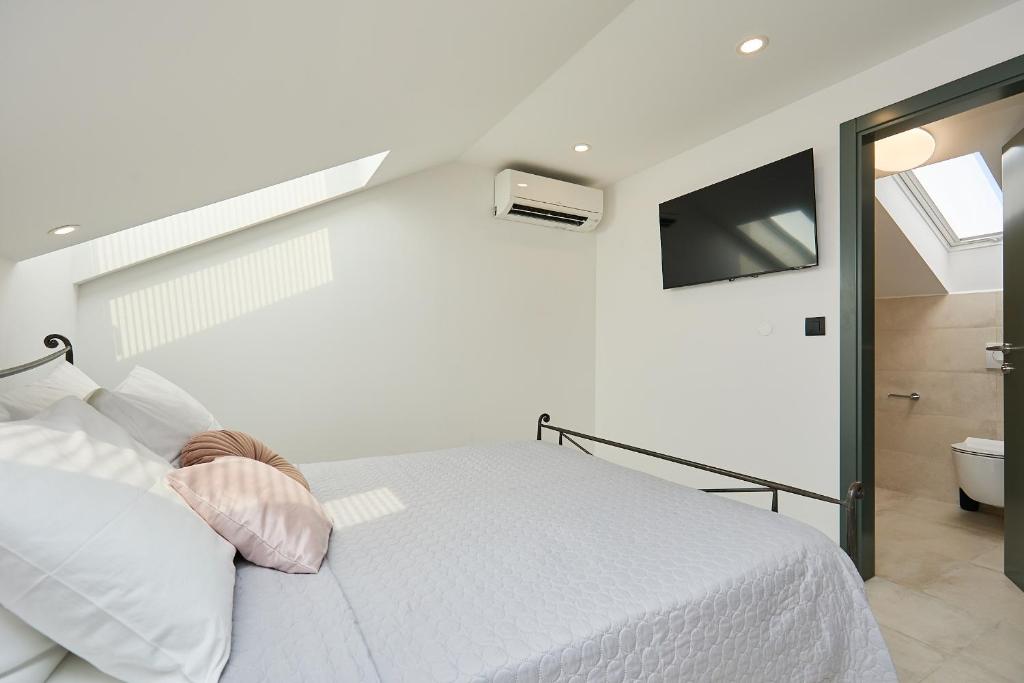 Postel nebo postele na pokoji v ubytování Hedera Estate, Villa Hedera