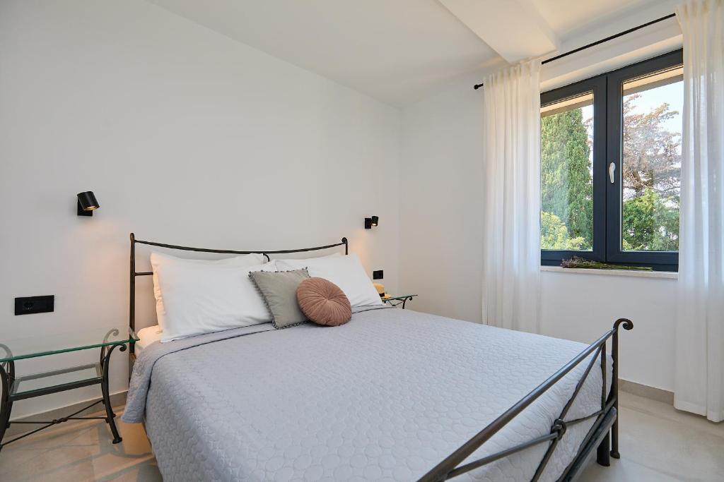 Postel nebo postele na pokoji v ubytování Hedera Estate, Villa Hedera