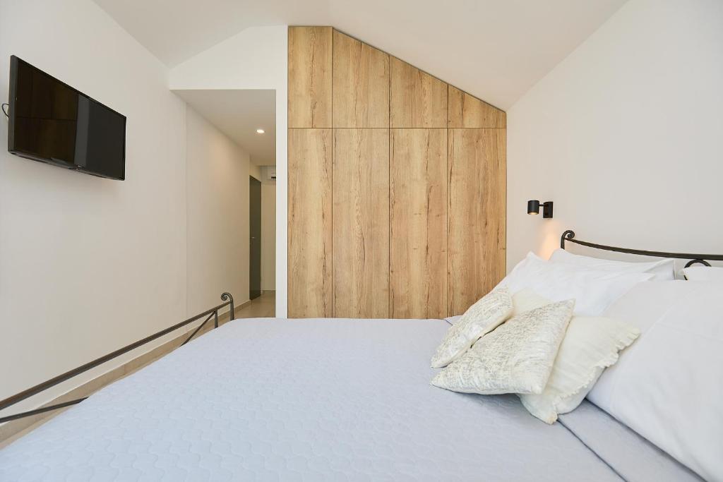 Postel nebo postele na pokoji v ubytování Hedera Estate, Villa Hedera
