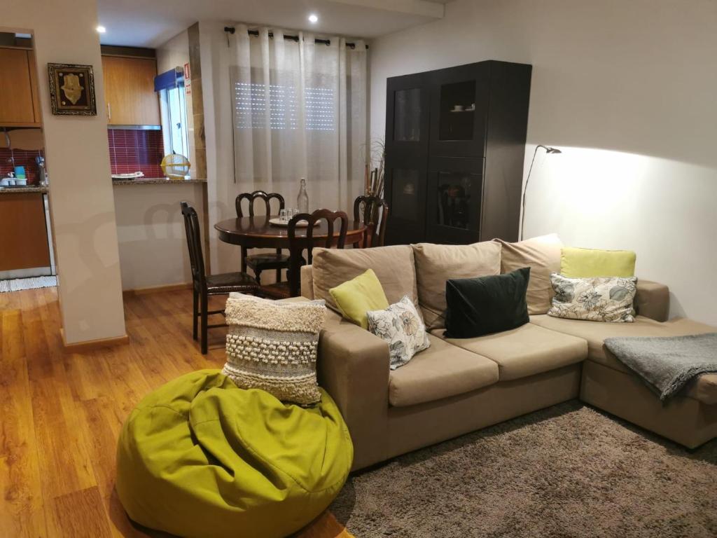アヴェイロにあるRia de Aveiro Apartmentのリビングルーム(ソファ、枕付)