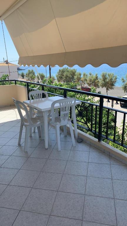 A balcony or terrace at Sindonia beach Apartment's