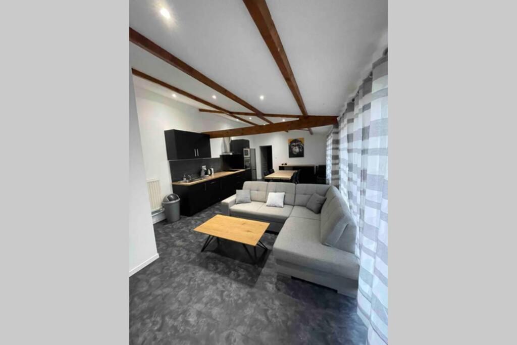 un salon avec un canapé et une table dans l'établissement Le gîte d Olhain2, à Gauchin-Légal