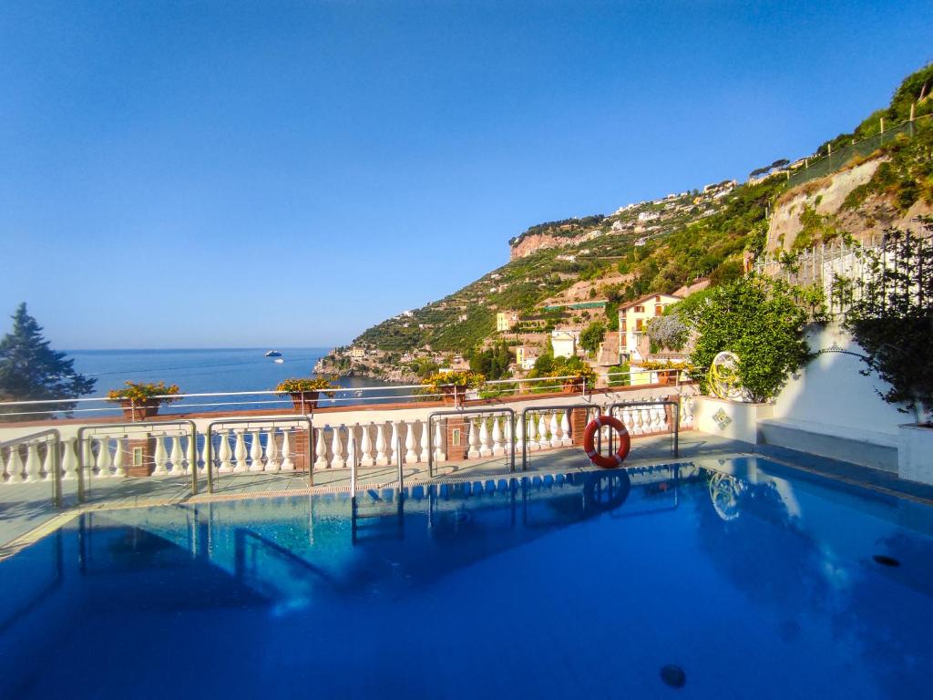 uma piscina com vista para a costa de Amalfi em Villa Don Guglielmo AMALFI COAST em Ravello