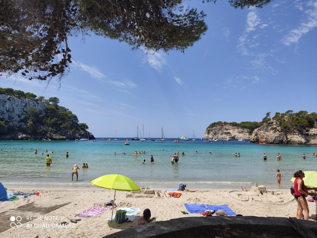 grupa ludzi na plaży w wodzie w obiekcie Menorca Cala Galdana w Cala Galdana
