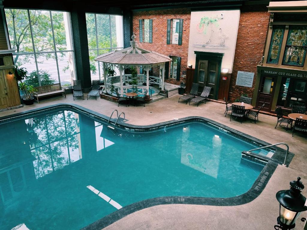 una gran piscina con cenador en un edificio en Wyndham Garden Warsaw, en Warsaw