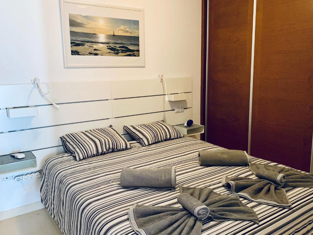 Postel nebo postele na pokoji v ubytování Villa 64, Vista Lobos, private heated pool x jacuzzi, Playa Blanca
