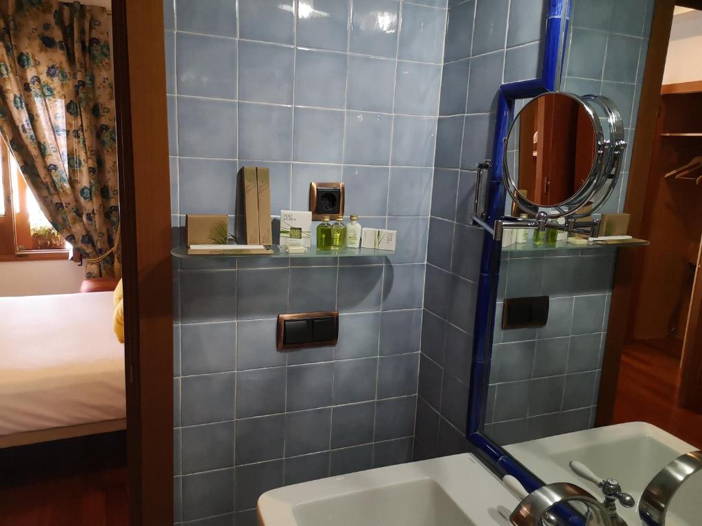 A bathroom at La Llave de la Judería Hotel Boutique