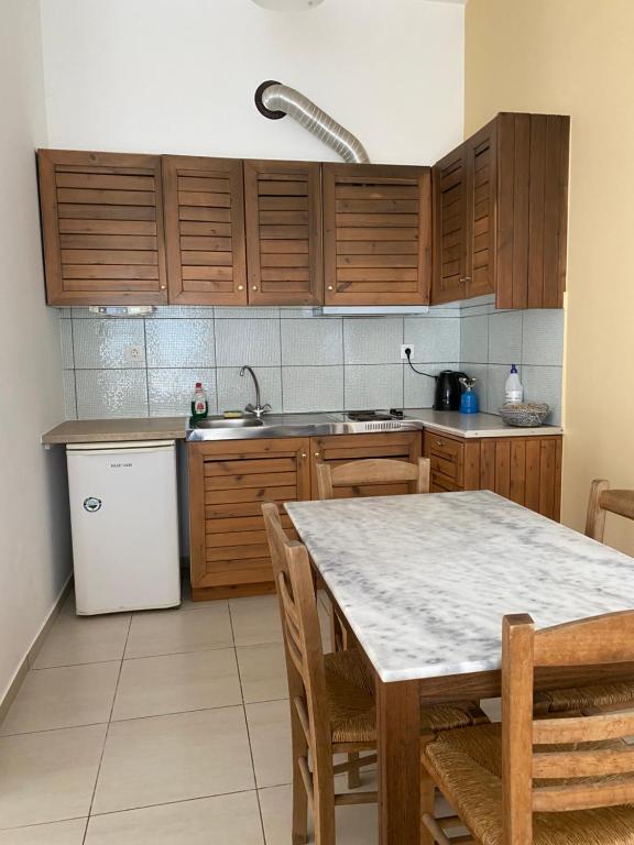 Kuchyň nebo kuchyňský kout v ubytování Kryoneri village