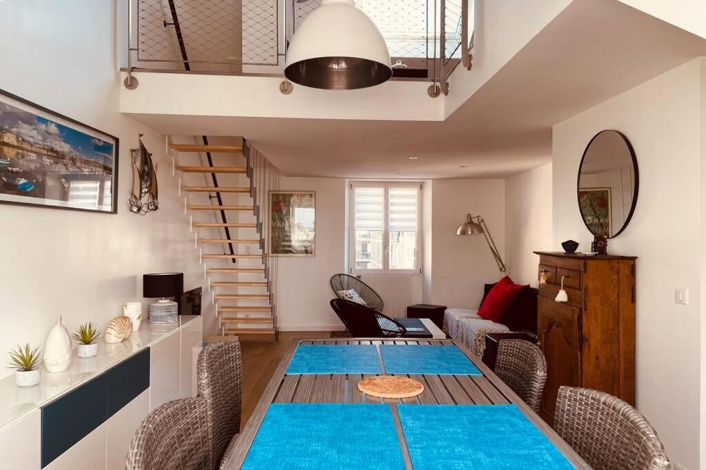 a living room with a dining room table with chairs at **La Bretonnerie, bel appartement de standing in Concarneau