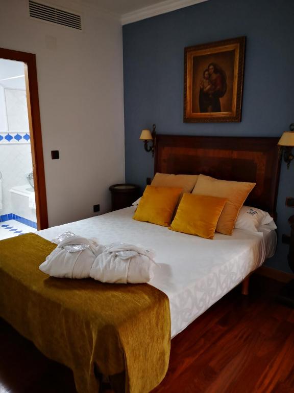 A bed or beds in a room at La Llave de la Judería Hotel Boutique
