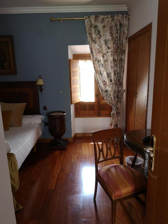 A bed or beds in a room at La Llave de la Judería Hotel Boutique