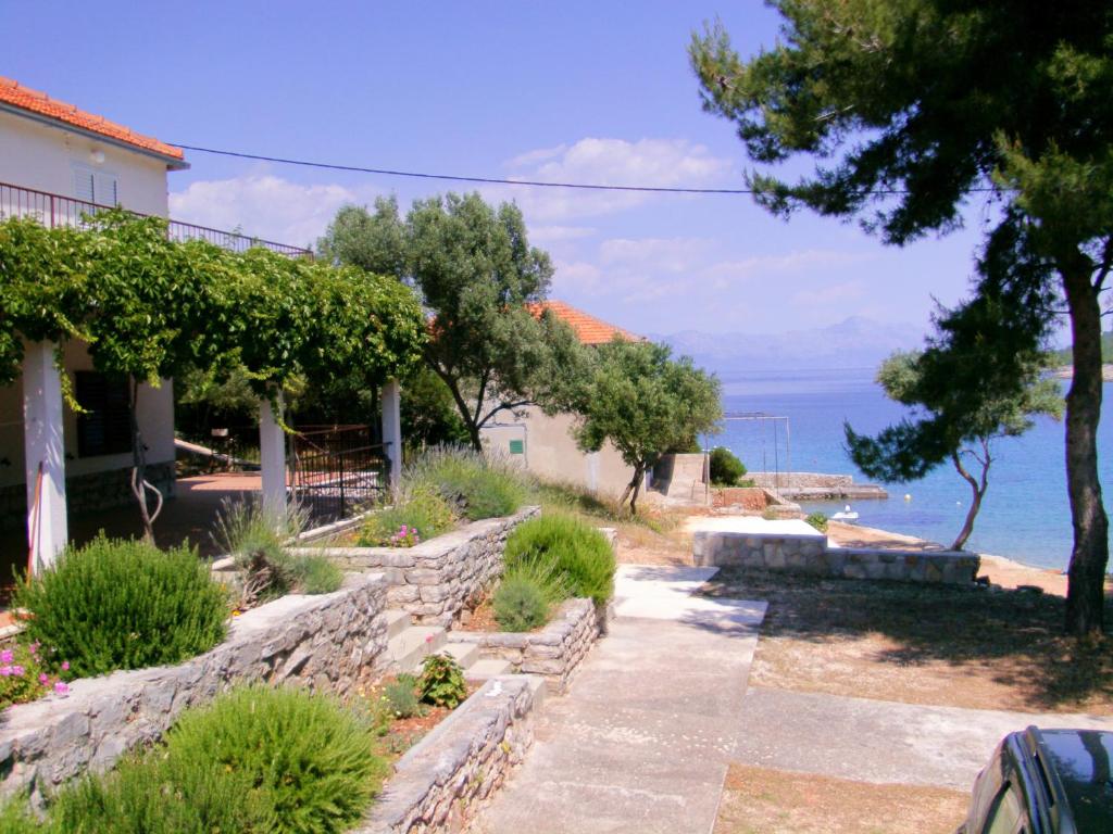 dom z widokiem na ocean w obiekcie Apartments Sonija w mieście Gdinj