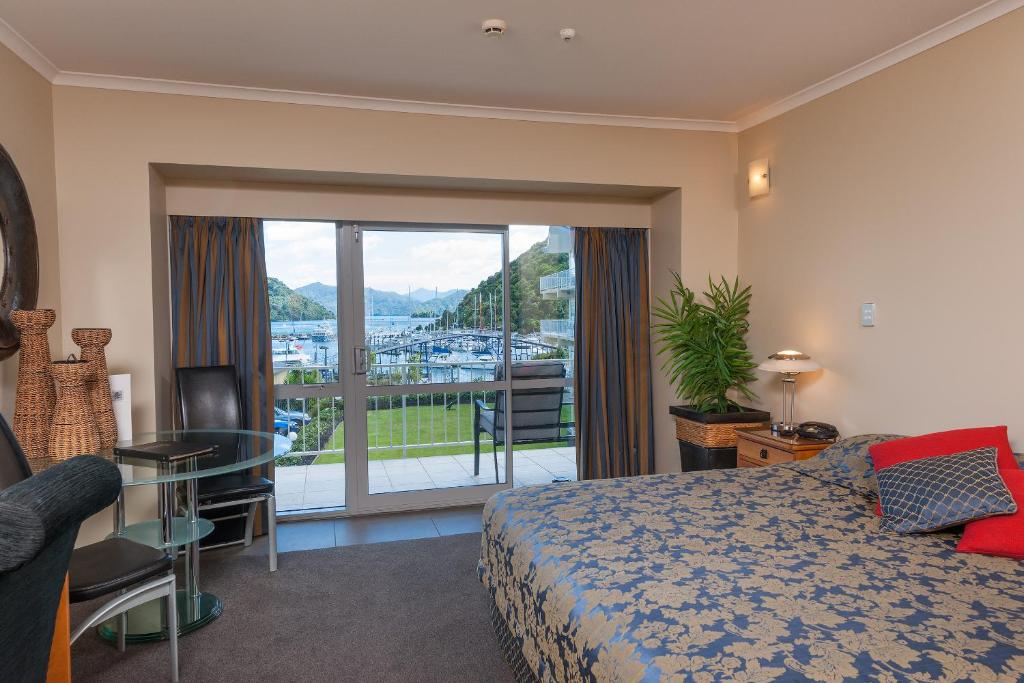 Postel nebo postele na pokoji v ubytování Beachcomber Inn Picton