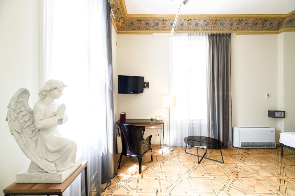 Televízia a/alebo spoločenská miestnosť v ubytovaní Home Aparthotel