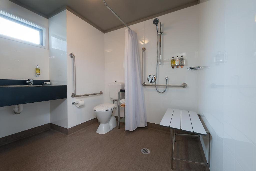 Koupelna v ubytování Beachcomber Inn Picton