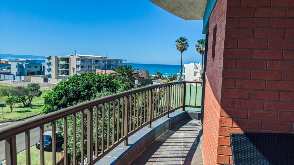 Apartment Penthouse with great views 100m from the beach!, Jeffreys Bay