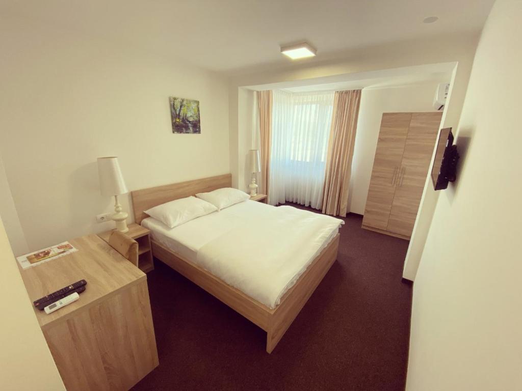 een hotelkamer met een bed, een tafel en een raam bij Hotel Tanja in Banja Luka