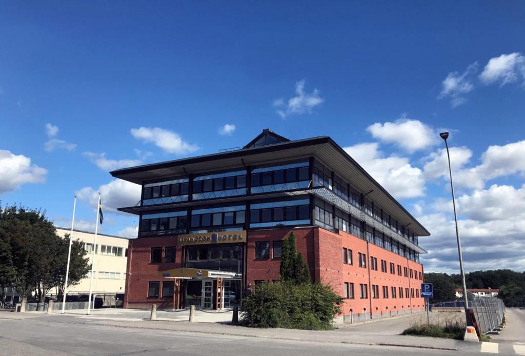 een groot bakstenen gebouw op de hoek van een straat bij Livington Hotel in Stockholm