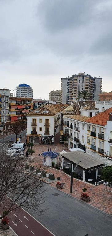 widok na miasto z budynkami i ulicą w obiekcie old town Marbella w Marbelli