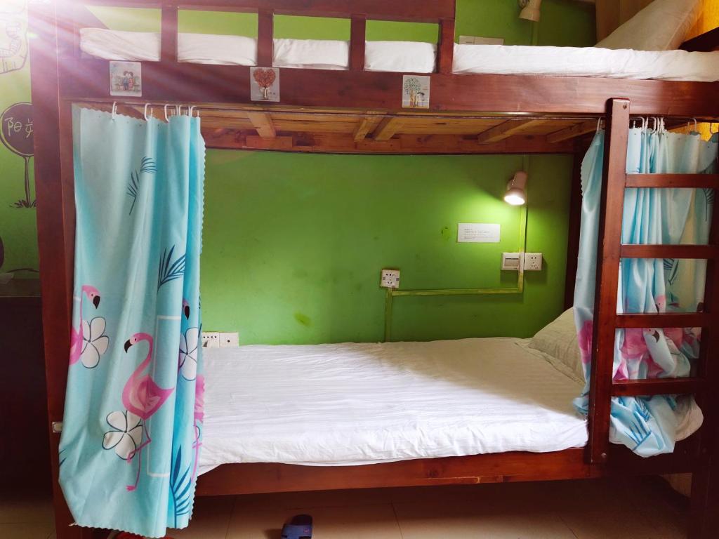 Postel nebo postele na pokoji v ubytování Yangshuo How Flowers Hostel