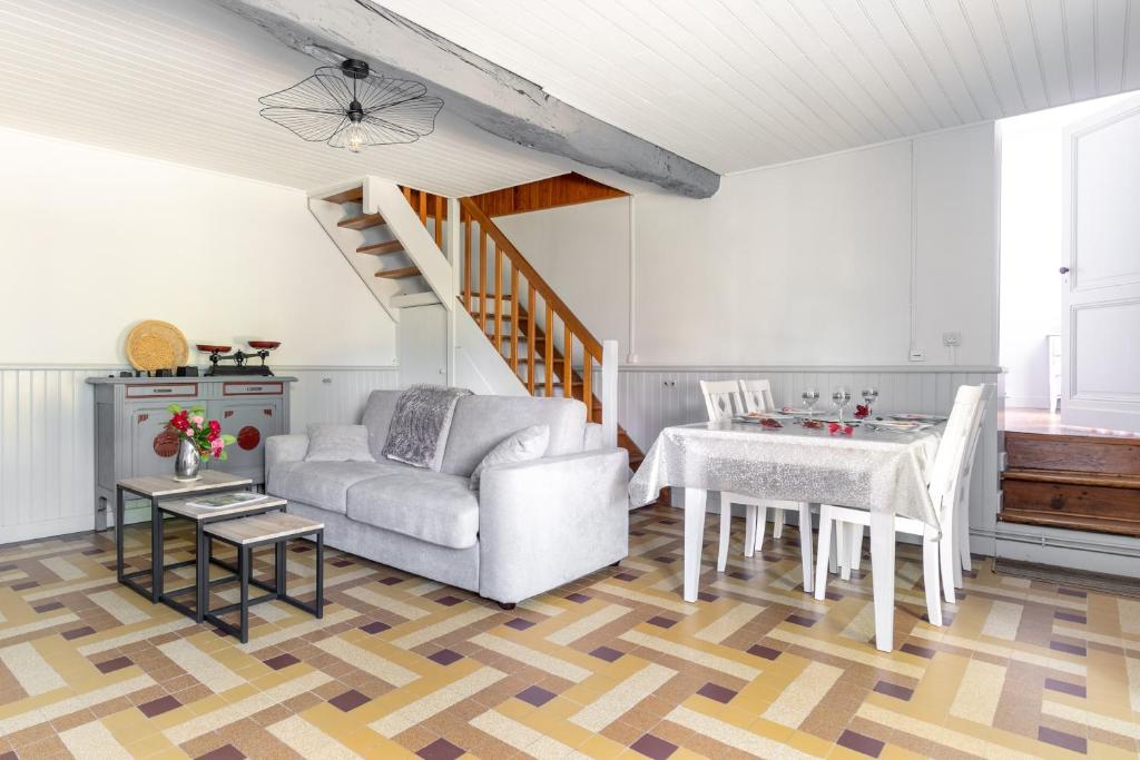 a living room with a couch and a table at Ombrelle in Le Pian-sur-Garonne